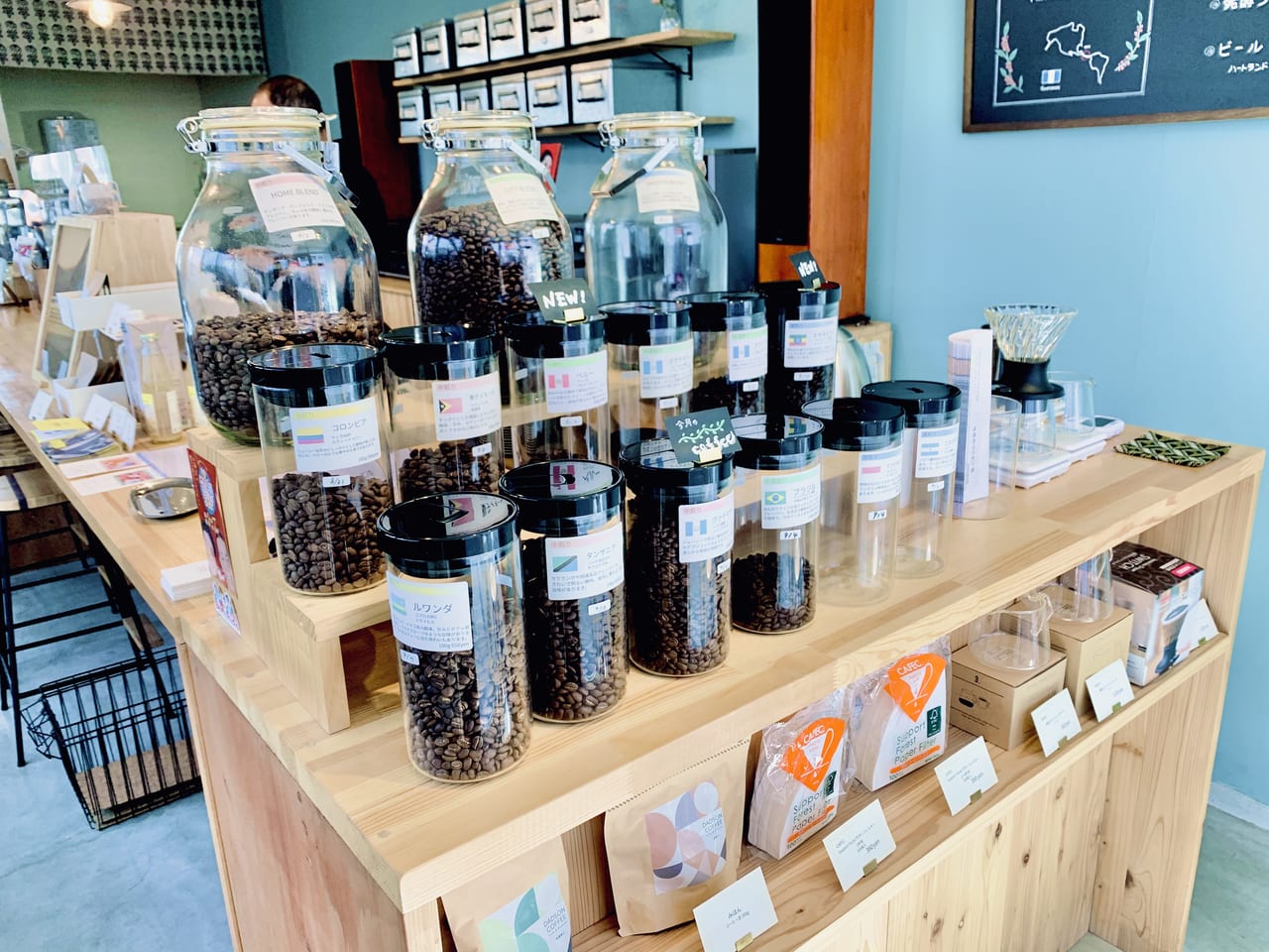 コーヒー豆の並ぶカウンター